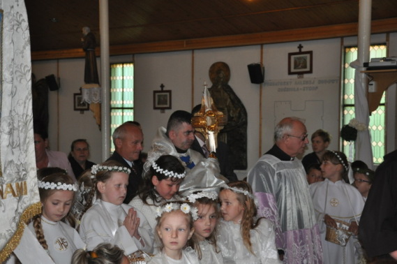 Sumę odpustową odprawił i homilię wygłosił Ojciec Marek Janus Proboszcz parafii św. Antoniego z Padwy w Jarocinie Sumę odpustową odprawił i homilię wygłosił Ojciec Marek Janus Proboszcz parafii św. Antoniego z Padwy w Jarocinie